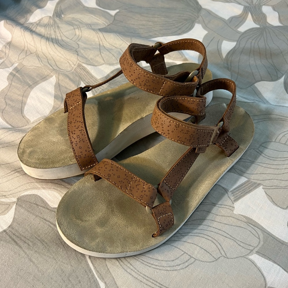 Teva Mid-Form sandals — Size 9